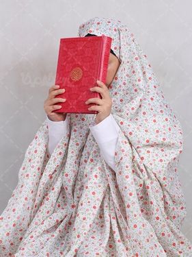 تصویر خانم ایرانی در حال خواندن قرآن