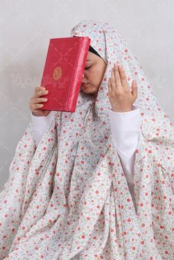 خانم ایرانی در حال خواندن قرآن