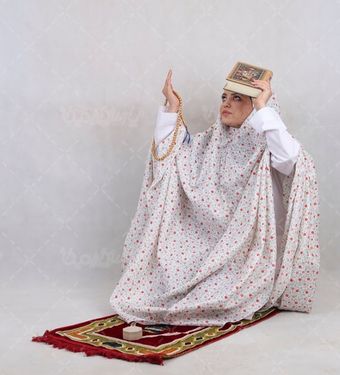 تصویر خانم ایرانی در حال دعا کردن