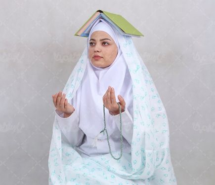 خانم ایرانی در حال دعا کردن