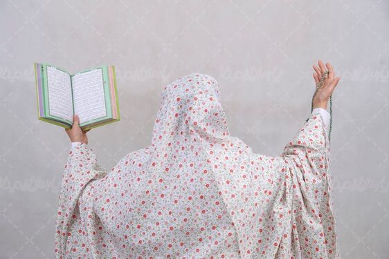 عکس خانم ایرانی در حال دعا کردن