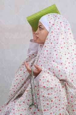 عکس خانم ایرانی در حال دعا کردن