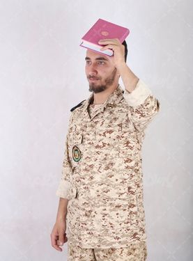 سرباز در حال دعا کردن