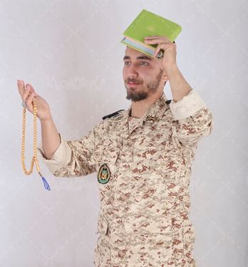 عکس سرباز در حال دعا کردن