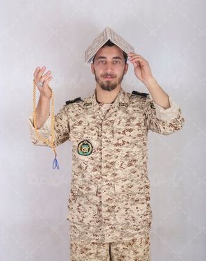 تصویر سرباز در حال دعا کردن