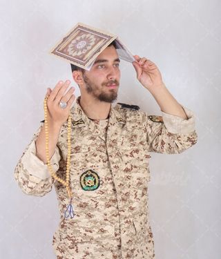 سرباز در حال دعا کردن