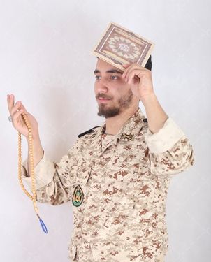 عکس سرباز در حال دعا کردن