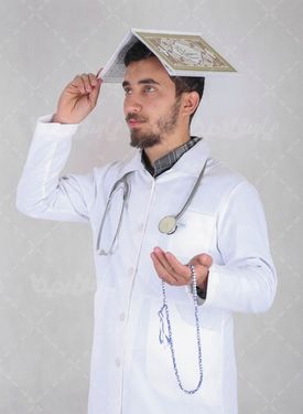 عکس دکتر در حال دعا کردن