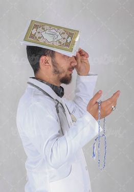 دکتر در حال دعا کردن