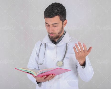 دکتر در حال دعا کردن