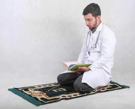 تصویر دکتر در حال دعا کردن