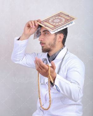 تصویر دکتر در حال دعا کردن