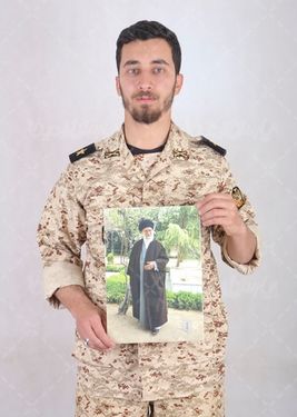 سرباز با عکس رهبر