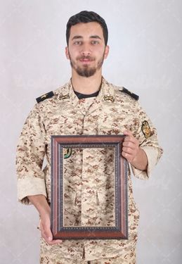 سرباز با قاب عکس