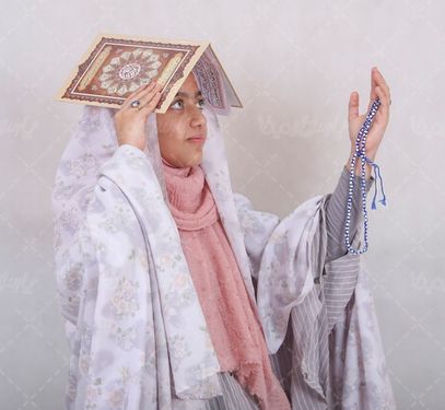 دختر ایرانی در حال دعا کردن