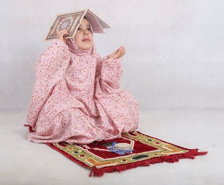 تصویر دختر ایرانی در حال دعا کردن