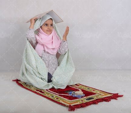 عکس دختر ایرانی در حال دعا کردن
