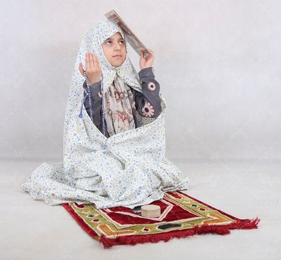 عکس دختر ایرانی در حال دعا کردن