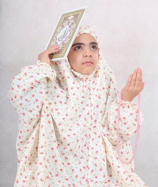 دختر ایرانی در حال دعا کردن
