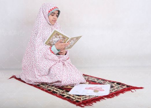 تصویر دختر ایرانی در حال دعا کردن