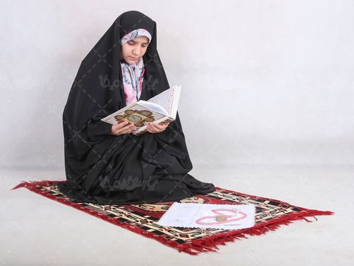عکس دختر ایرانی در حال قرآن خواندن