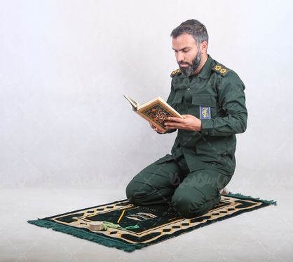 سرهنگ ایرانی در حال دعا کردن