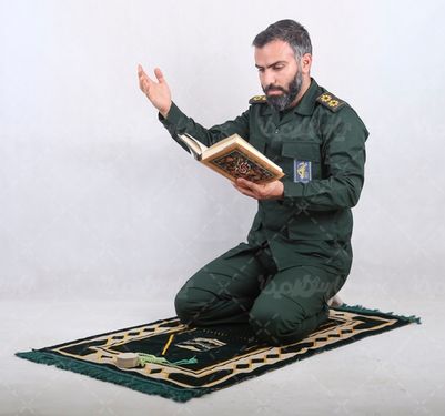 عکس سرهنگ ایرانی در حال دعا کردن