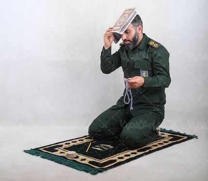 تصویر سرهنگ ایرانی در حال دعا کردن