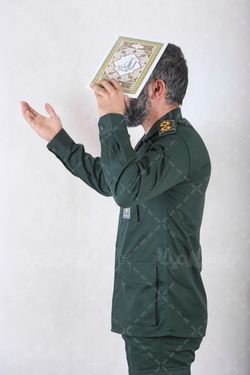 سرهنگ ایرانی در حال دعا کردن