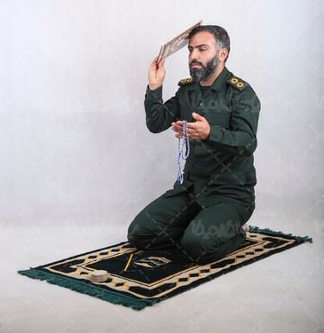 تصویر سرهنگ ایرانی در حال دعا کردن