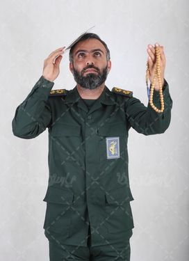 عکس سرهنگ ایرانی در حال دعا کردن