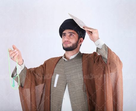 عکس آخوند ایرانی در حال دعا کردن