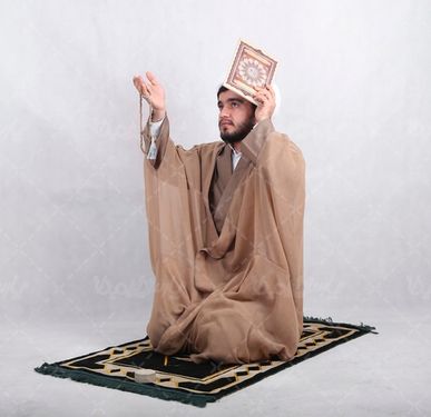 عکس آخوند ایرانی در حال دعا کردن