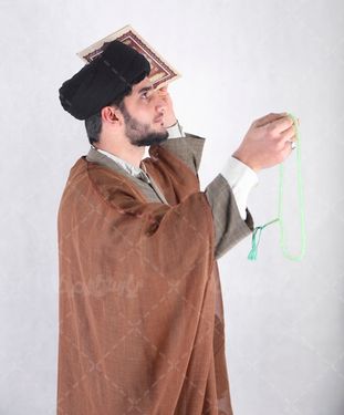 تصویر آخوند ایرانی در حال دعا کردن