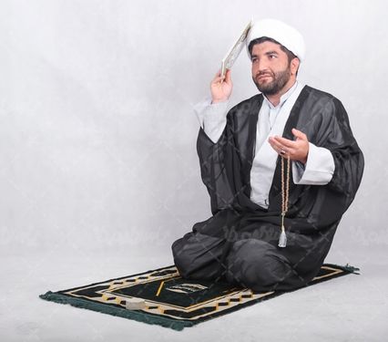 تصویر آخوند ایرانی در حال دعا کردن