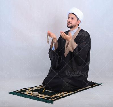 آخوند ایرانی در حال دعا کردن