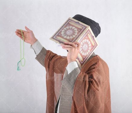 آخوند ایرانی در حال دعا کردن