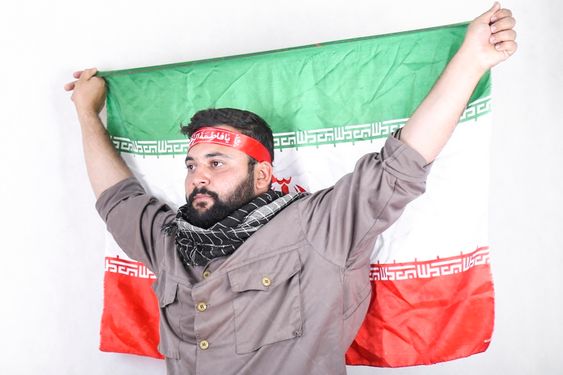 تصویر رزمنده ایرانی با پرچم