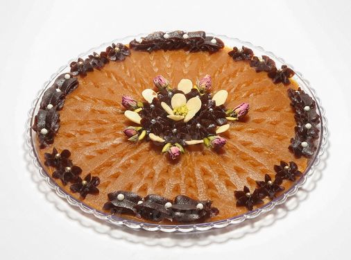 عکس با کیفیت حلوا آرد گندم تزئین شده