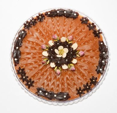 تصویر با کیفیت حلوا آرد گندم تزئین شده