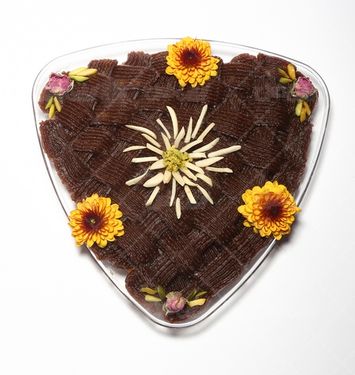 تصویر حلوا کاکائویی تزئین شده با گل