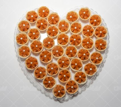 تصویر با کیفیت حلوا آرد گندم تزئین شده