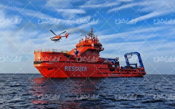 تصویر با کیفیت کشتی قرمز رنگ همراه با بالگرد قرمز و دریا