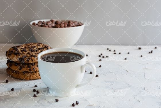 تصویر با کیفیت قهوه همراه با بیسکویت شکلاتی و شکلات