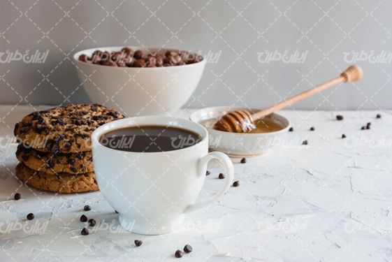 تصویر با کیفیت قهوه همراه با بیسکویت شکلاتی و شکلات