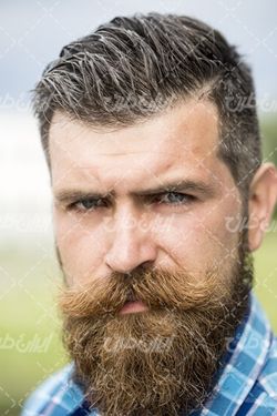 تصویر با کیفیت استایل موی مردانه همراه با ریش و سبیل رنگ شده