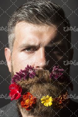 تصویر با کیفیت مدل موی مردانه همراه با ریش و سبیل رنگ شده