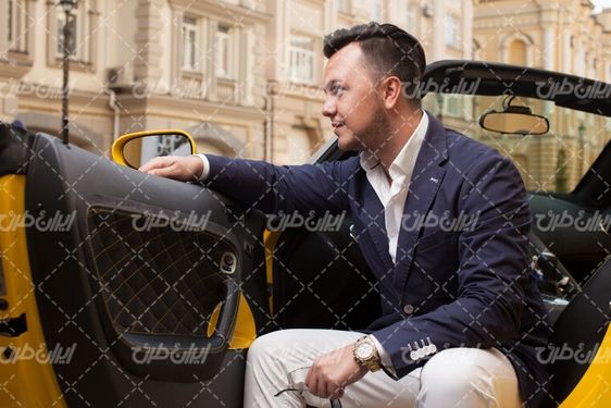 تصویر با کیفیت استایل مردانه همراه با خودرو اسپرت و نمایشگاه خودرو