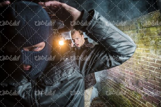 تصویر با کیفیت سارق همراه با دزد نقاب دار و کلاه فیس