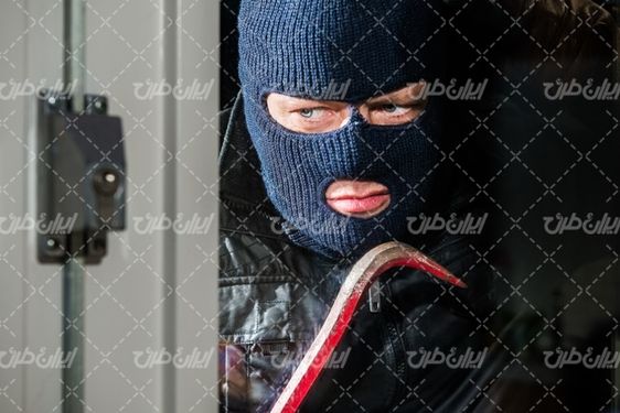 تصویر با کیفیت سارق همراه با دزد نقاب دار و کلاه فیس